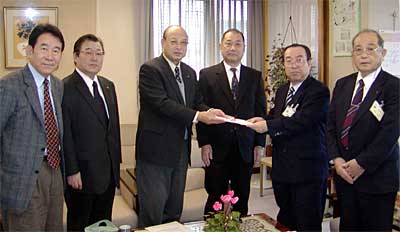 左から燕ロータリークラブの薄田委員長、鳥部次年度会長、小林会長、長岡幹事、高橋市長、登石教育長