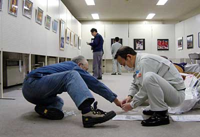 17日夜、会場で展示作業を行うPHOTO風音メンバー