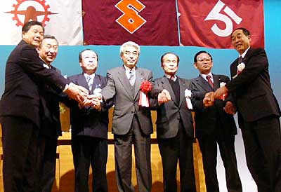 21日行われた燕、吉田、分水の3市長の合併協定調印式、高橋副知事を中心に3首長らが握手