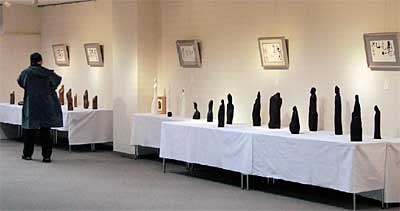 27日まで県央サティで開かれているタナカ・キンさんの流木アート展