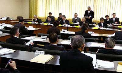 23日開かれた平成17年度第1回定例会提出議案説明会