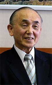 会見で平成17年度当初予算案を説明する小池加茂市長