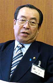 燕市の平成17年度当初予算案を説明する高橋市長