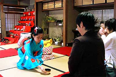27日、三条市丸井今井邸で開かれたおひな様茶会