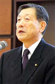 14日未明に入院、緊急手術を受けた高橋三条市長(1月1日の三条市元旦マラソンでのあいさつする市長)