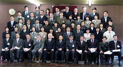 18日行われた平成16年度三条市職員表彰式で被表彰者の記念撮影