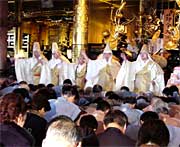 山内寺院住職が木剣を打ち鳴らして厄を払う