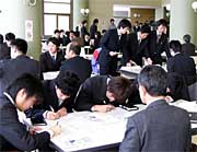 緊張して学内合同企業説明会にのぞむ3年生