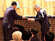各学校長に寄付の目録を手渡す細井アシスタントガバナー