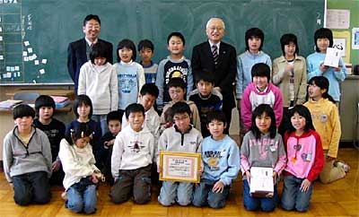 竹田収入役と記念撮影する大島小4年生