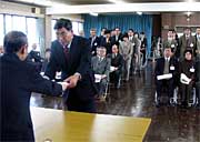 佐藤助役から被表彰者に表彰状と記念品を手渡す