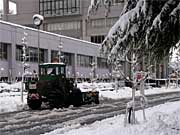21日朝、三条市役所前を走る除雪車