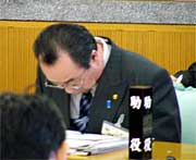 廃置分合可決で市議に深く頭を下げる高橋燕市長