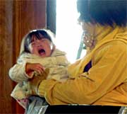 鬼に抱かれて大泣きする子ども