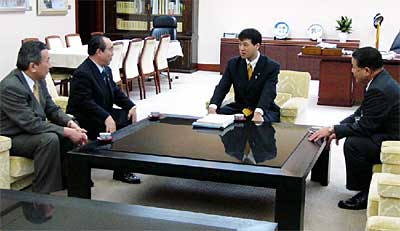 左から泉吉田町長、高橋燕市長、泉田県知事、小林分水町長