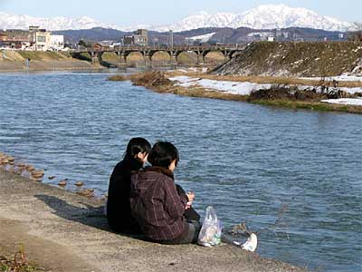 人影が目立った22日の三条市内の五十嵐川河川敷