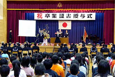 24日行われた燕東小学校の卒業式