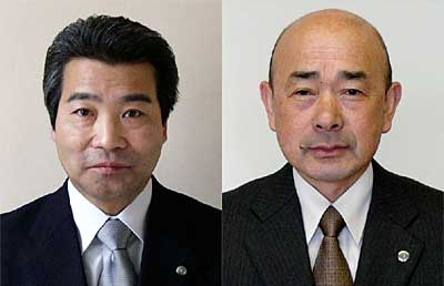 部長級に昇任、民生部参事兼市民課長嵐南サービスコーナー所長へ異動の長谷川正二生活環境課長兼環境センター長(左)と水道局長兼工務課長へ異動の金川保下水道課長(右)