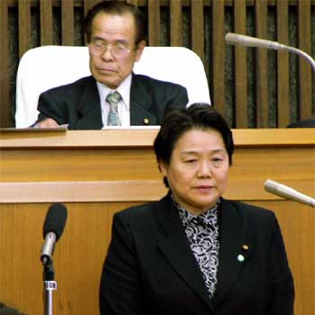 辞職を拒否した赤塚議長(後ろ)と副議長に就いた斎藤市議(手前)