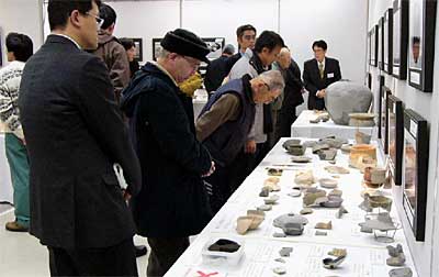 6日、三条市中央公民館で開かれた第12回遺跡発掘調査報告会は600人を超える参加で熱気にあふれる