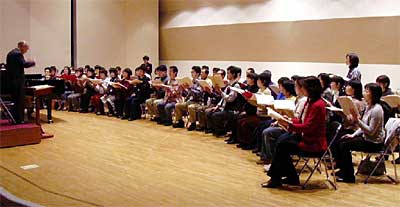 6日、指揮の伊藤さんの指導で練習する燕市文化会館合唱教室の団員