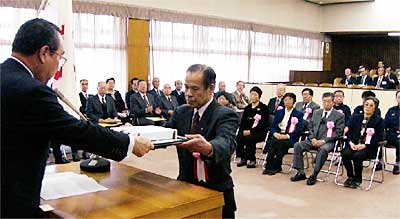 9日行われた平成16年度燕市功労者表彰式