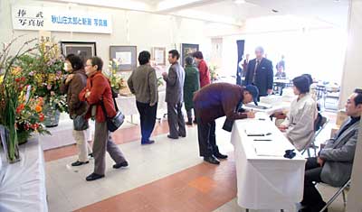 12、13の2日間、燕市文化センターで開かれている捧武さんの出版記念展「秋山庄太郎と新潟」