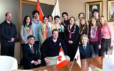 三条市役所を表敬訪問したカナダ・バーン市の青少年たちは日本とカナダの国旗ととも記念撮影