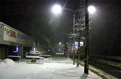 午後8時ころ、真っ白になった三条市役所前の歩道