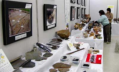 6日の第12回遺跡発掘調査報告会を前に5日、行われた展示作業