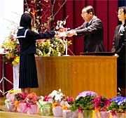 卒業生に卒業証書を手渡す赤塚校長