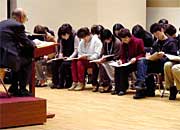 伊藤さんのアドバイスを譜面に書き込む団員