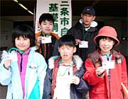 調査員証を手に調査員になった子どもたち