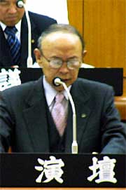 高橋三条市長の職務代理として提案理由を説明する佐藤助役