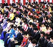 振り袖が目立ち、華やかな卒業生