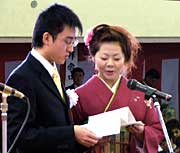 成人のことばを述べる赤塚さん(左)と遠藤さん(右)