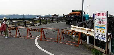 撤去工事のため、18日午前8時半に全面通行止めになった一新橋