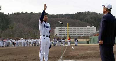 17日行われた三条野球連盟開幕式で坂井会長に向かって選手宣誓する本宮選手