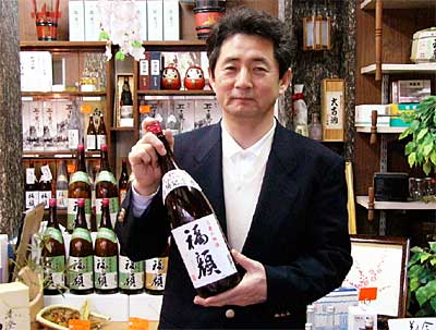 合併記念酒『福顔』を手に小林福顔酒造(株)社長