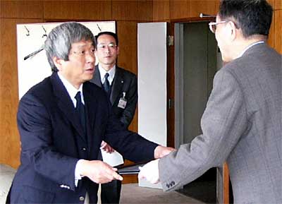 高橋三条市長(右)から感謝状を受ける草野三条市医師会理事長(左)