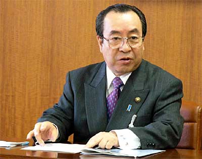 1日の定例会見で合併などについて話す高橋燕市長