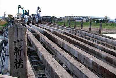五十嵐川右岸側から始まった一新橋の床板や欄干の撤去