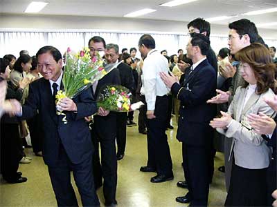 3月31日行われた燕市の退任式で花束を手に退場する退職者