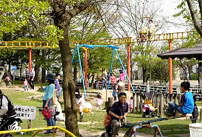 初夏を思わせる陽気でにぎわう30日の燕市交通公園