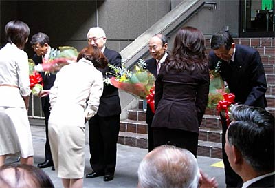 30日行われた三条市の閉庁式で職員から花束を受け取る左から松永教育長、竹田収入役、佐藤助役、高橋市長