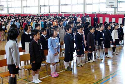 6日、三条市立裏館小学校で行われた入学式