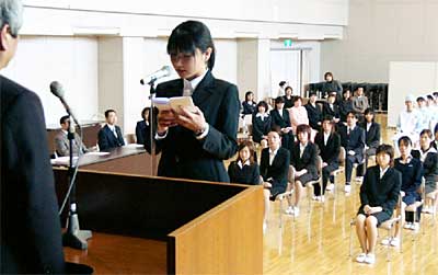 27人が入学した三条市医師会準看護学院の第42期生入学式で新入生宣誓を行う上田さん