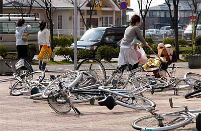 5日、強風で倒れたJR燕三条駅そばの大型店駐輪場の自転車