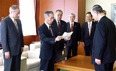 小池加茂市長を前に目録を読み上げる青柳加茂ライオンズクラブ会長