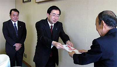 左から三条信用金庫の加藤職員会幹事長、金子常務理事、そして佐藤助役